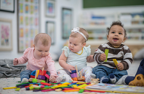 Un grupo de niños pequeños juega en una escuela infantil. Un grupo de niños pequeños juega en una escuela infantil.
