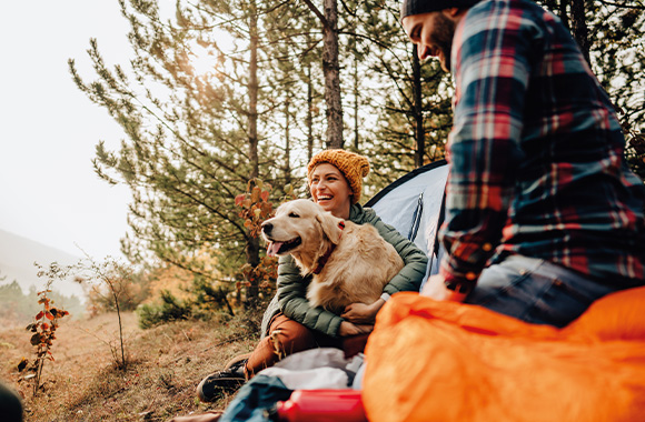 Mikroabenteuer unter freiem Himmel: Pärchen zeltet im Wald. Mikroabenteuer unter freiem Himmel: Pärchen zeltet im Wald.