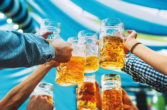 Feste della Birra in Italia: visitatori a un festival della birra brindano insieme. Feste della Birra in Italia: visitatori a un festival della birra brindano insieme.