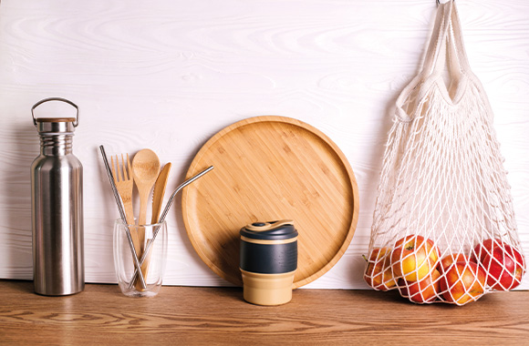 Zero-waste holiday: eco-friendly crockery, net bag, and stainless-steel drinking straws.