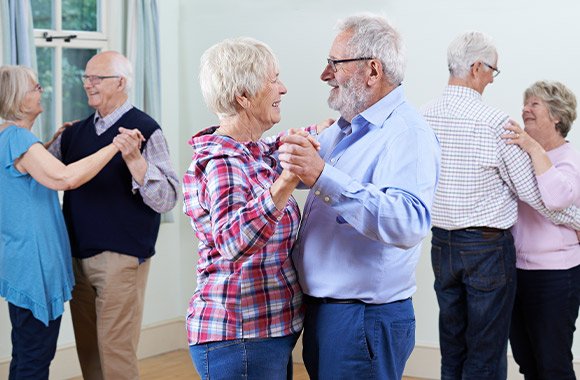 Senioren danspaar dansen in alledaagse kleren. Senioren danspaar dansen in alledaagse kleren.