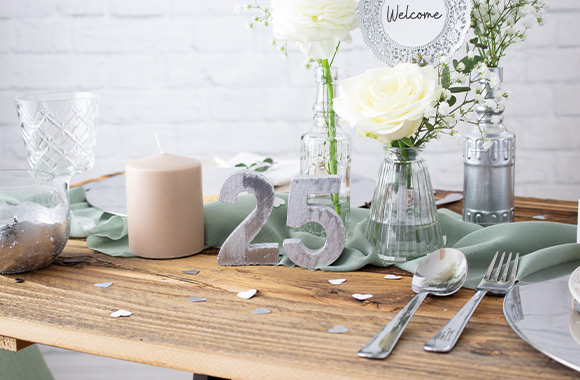 Zvyky ke stříbrnému výročí svatby: Slavnostně prostřená tabule na společnou velkou oslavu.