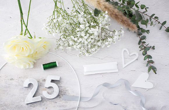 Silver wedding anniversary decoration: craft materials for the silver wedding door wreath. Silver wedding anniversary decoration: craft materials for the silver wedding door wreath.