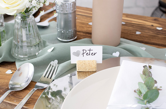 Silver wedding decoration: homemade name cards.