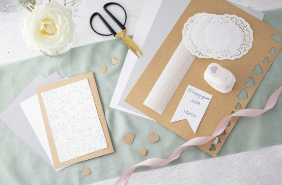 Make your own silver wedding invitation: craft ideas to follow.