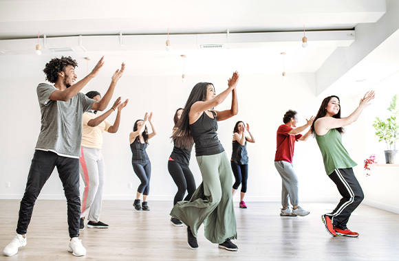 Taneční sport: Taneční lekce zumby v tělocvičně.