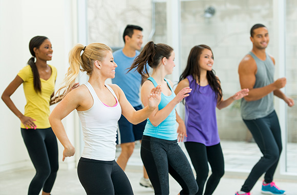 Dansgroep doet een dance workout in een gymzaal. Dansgroep doet een dance workout in een gymzaal.