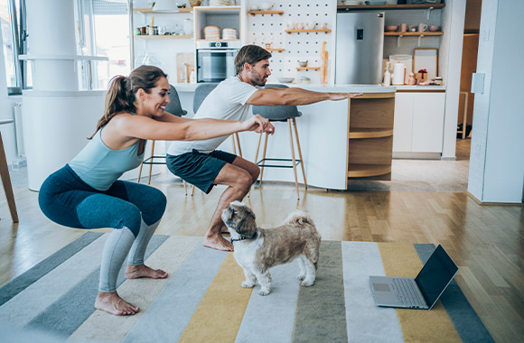 Jong koppel doet een dance workout in de woonkamer. Jong koppel doet een dance workout in de woonkamer.