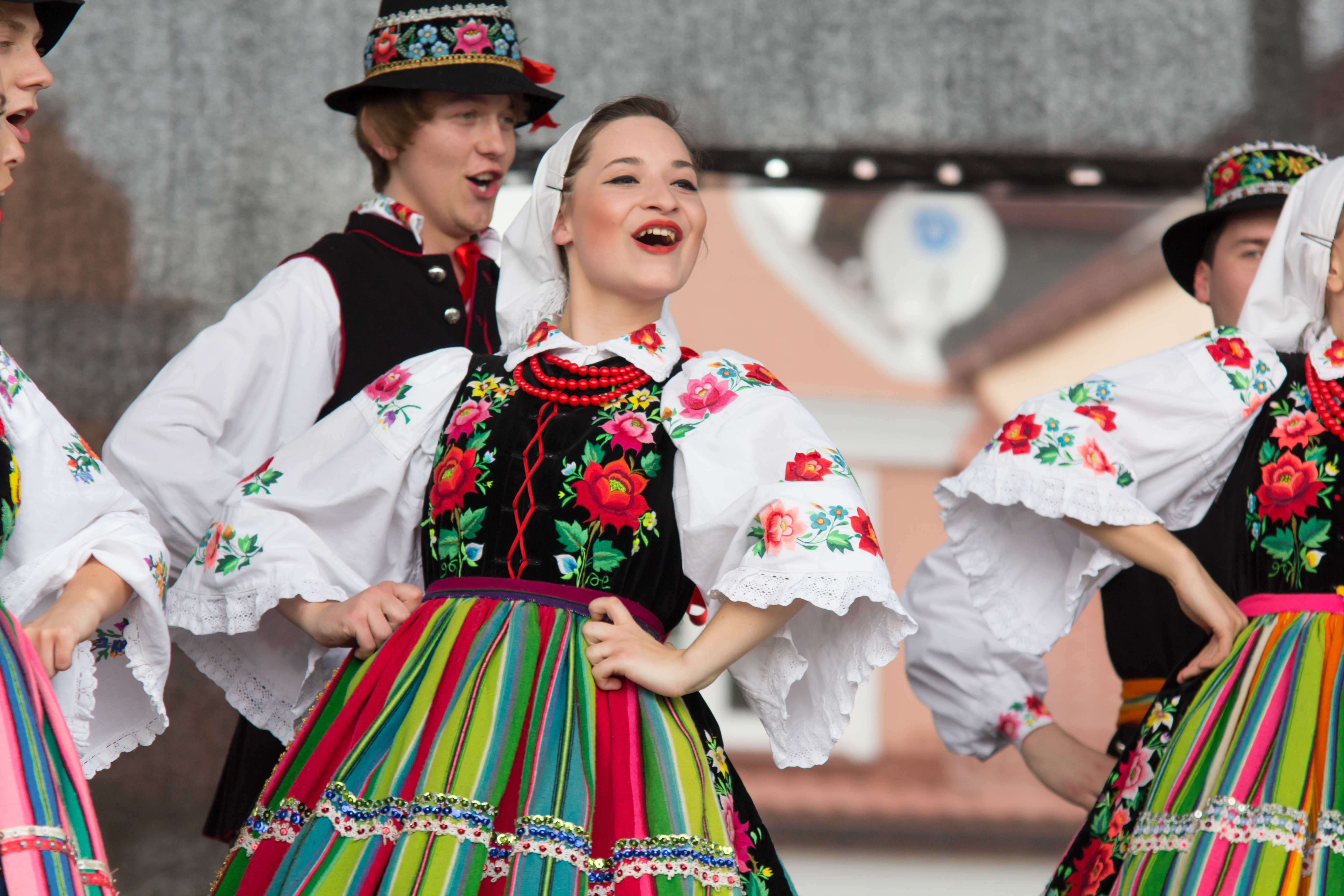 Zespół pieśni i tańca: tancerze w tradycyjnych strojach łowickich na festiwalu folkloru. Zespół pieśni i tańca: tancerze w tradycyjnych strojach łowickich na festiwalu folkloru.