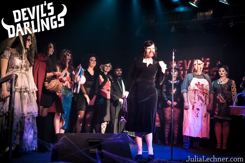 Quelle: Ruby Burlesque, Julia Lechner Besucher der Devil’s Darlings Burlesque Show während des Kostüm-Contests