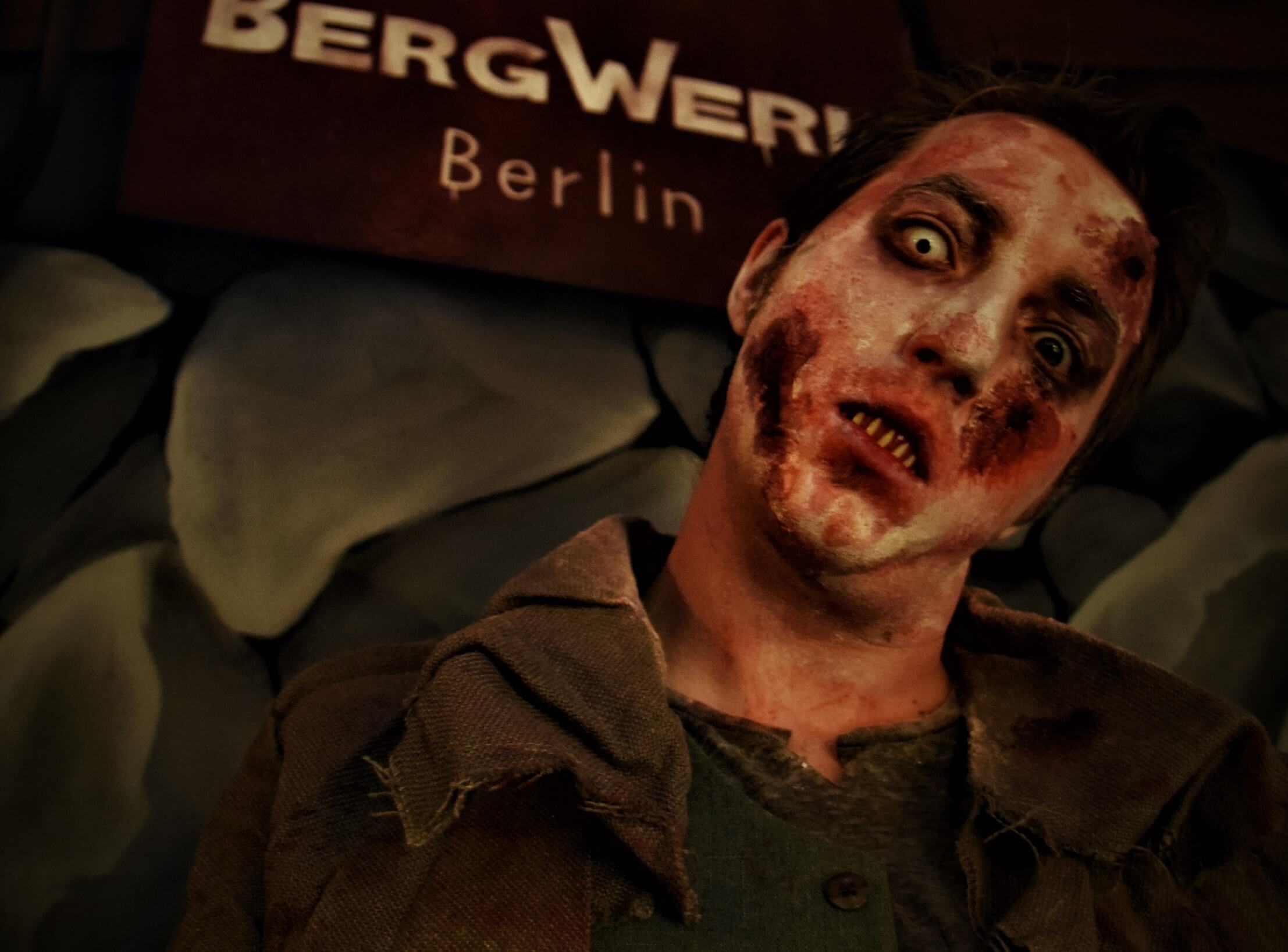 Gruselig geschminkter Darsteller des Bergwerk Berlins zu Halloween Gruselig geschminkter Darsteller des Bergwerk Berlins zu Halloween