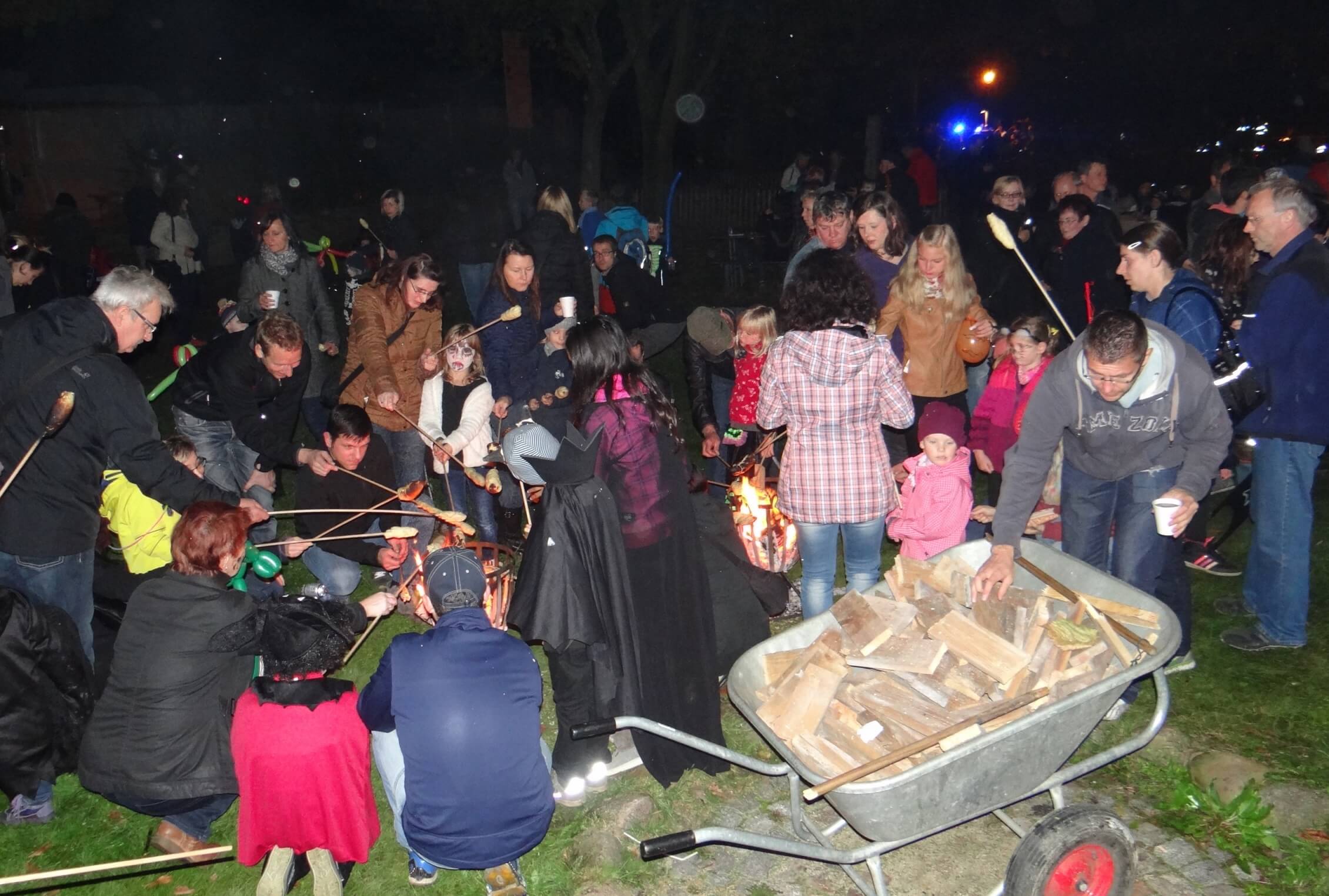 Familien stehen im Zoo Hoyerswerda am Lagerfeuer und feiern Halloween Familien stehen im Zoo Hoyerswerda am Lagerfeuer und feiern Halloween