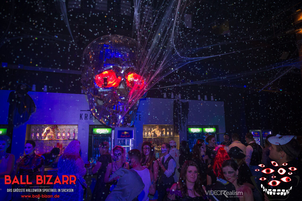 Quelle: Ball Bizarre Die Besucher des Ball Bizarre in Dresden feiern in schauriger Kulisse