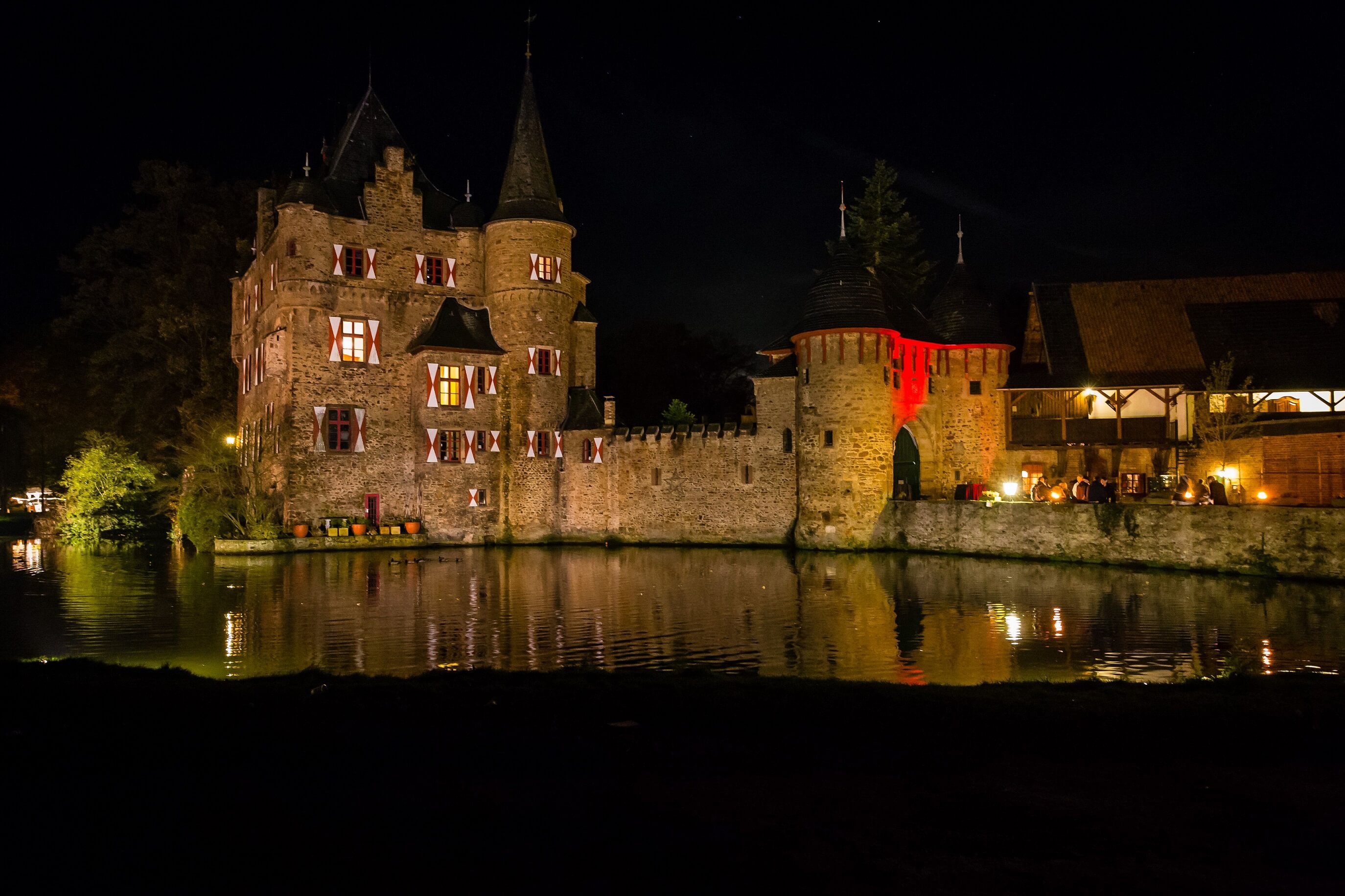 Quelle: Burg Satzvey, Fotograf Mike Göhre – der Fotoschmied Die Burg Satzvey bei Nacht mit Halloween-Deko