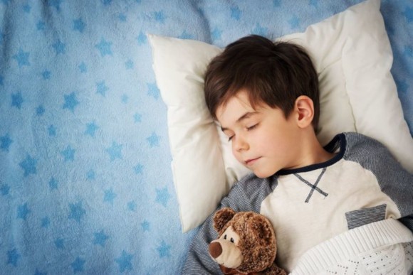 Junge schläft mit seinem Teddy im Arm Junge schläft mit seinem Teddy im Arm