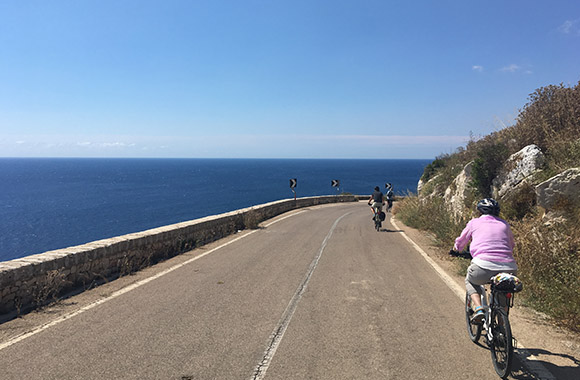Ciclisti lungo la Litoranea Otranto-Leuca. Ciclisti lungo la Litoranea Otranto-Leuca.