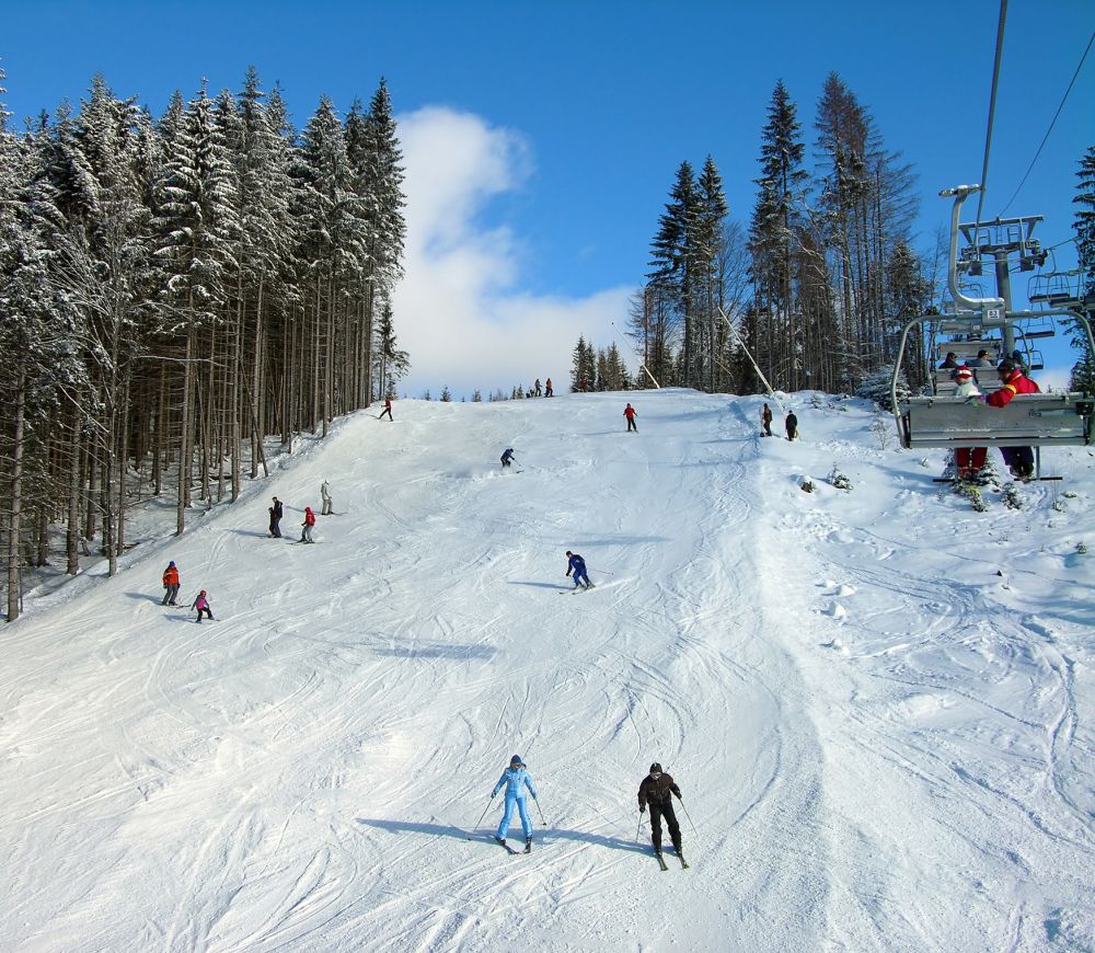 Skipiste und Sessellift Skipiste und Sessellift
