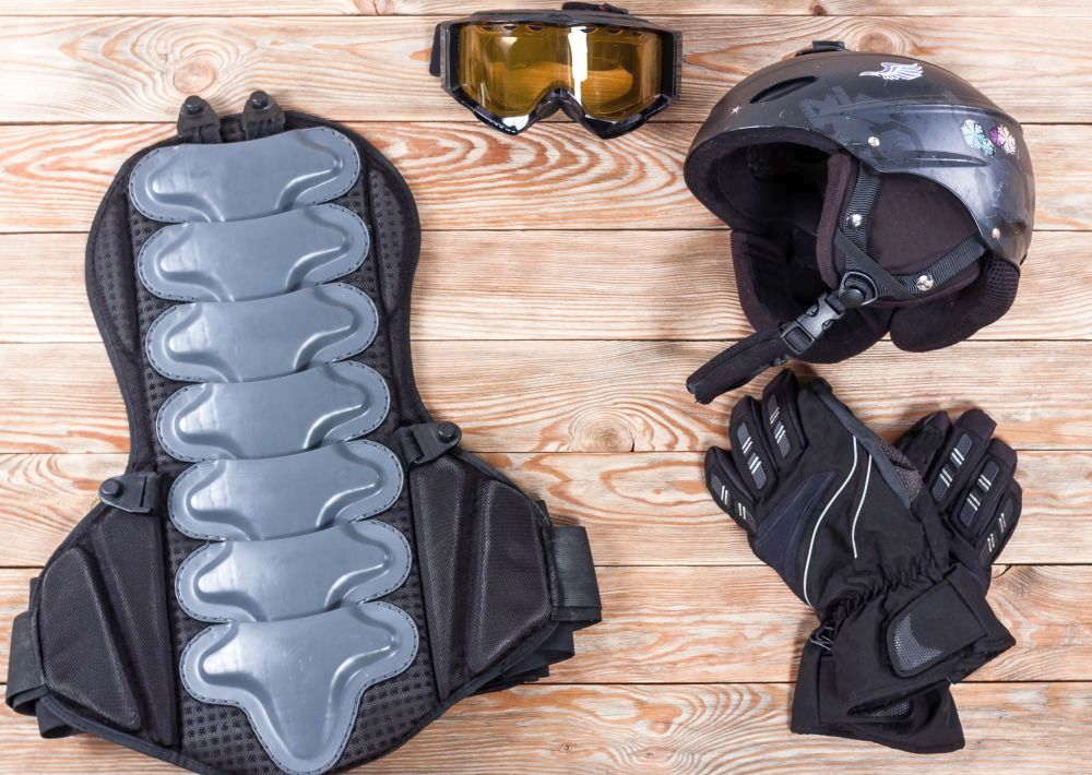 Schutzausrüstung für Skifahrer mit Helm, Brille, Handschuhen und Rückenprotektor Schutzausrüstung für Skifahrer mit Helm, Brille, Handschuhen und Rückenprotektor