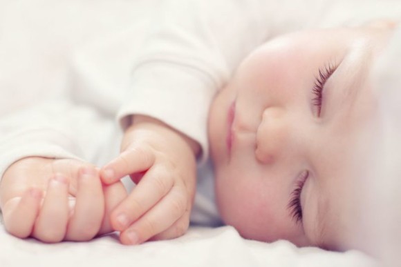 Gesunder Schlaf für Babys und Kleinkinder Nahaufnahme eines schlafenden Babys