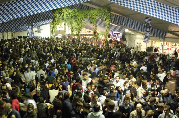 Il tendone dell’Oktoberfest di Genova gremito di visitatori Il tendone dell’Oktoberfest di Genova gremito di visitatori