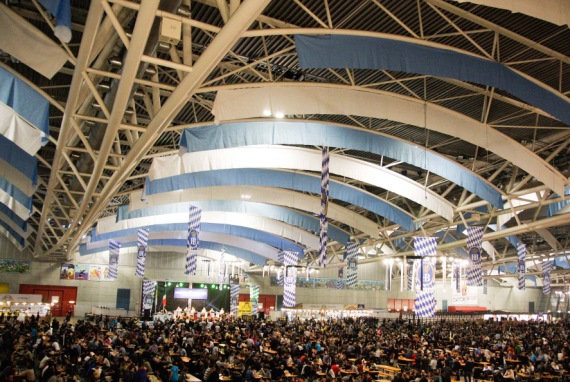 La grande sala decorata di bianco e blu dell'Oktoberfest di Torino La grande sala decorata di bianco e blu dell'Oktoberfest di Torino