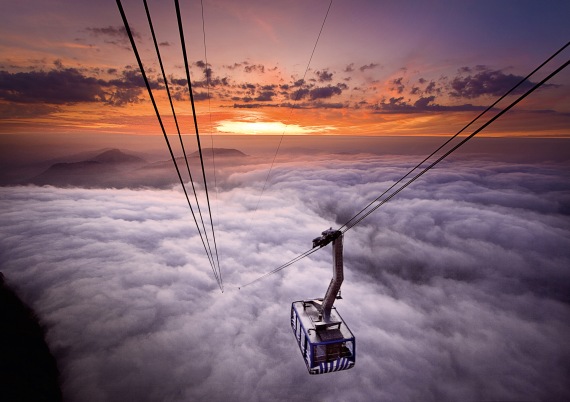Säntisbahn im Nebelmeer bei Sonnenuntergang Säntisbahn im Nebelmeer bei Sonnenuntergang
