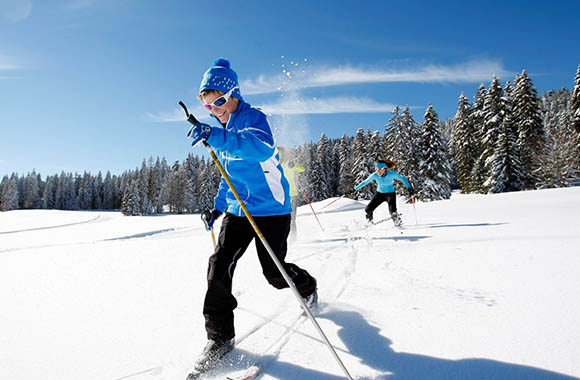 2 skieurs faisant la course sur un itinéraire nordique du domaine d’Autrans-Méaudre 2 skieurs faisant la course sur un itinéraire nordique du domaine d’Autrans-Méaudre