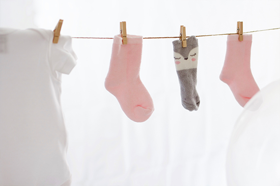 Girlanda na Baby Shower z przyczepionymi body i skarpetkami dla niemowląt Girlanda na Baby Shower z przyczepionymi body i skarpetkami dla niemowląt