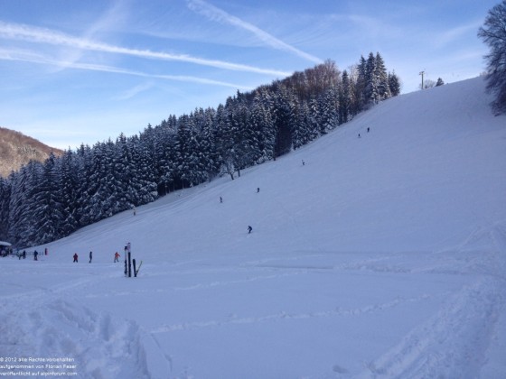 schneebedeckter Steilhang am Bläsiberg Sessellift in Skiregion