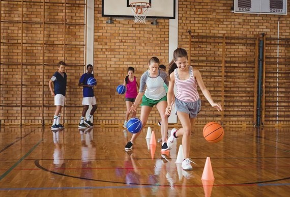 Le basket pour enfant – Des filles et des garçons jouent au basket