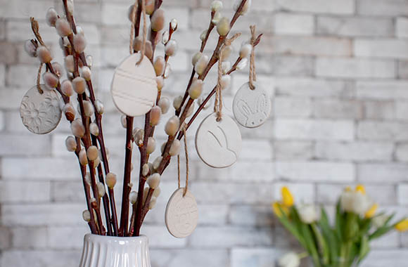 DIY Easter crafts for kids - the homemade Easter bouquet pendants.