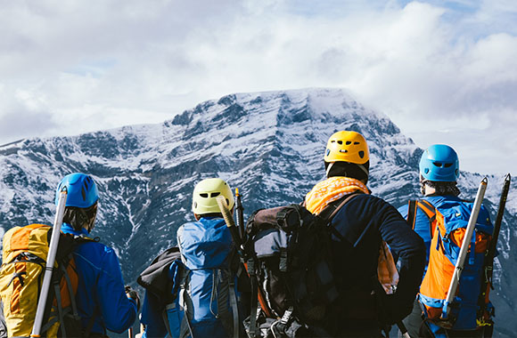 Des alpinistes avec des sacs de montagne remplis d’équipement