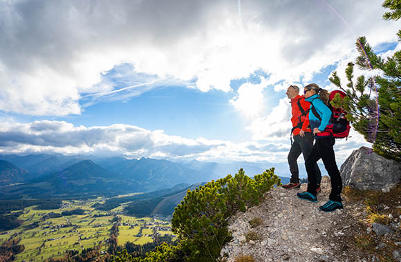 Trekking w ALpach – FantAstyczny widok na dolinę z punktu widokowego. Trekking w ALpach – FantAstyczny widok na dolinę z punktu widokowego.