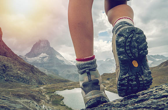 Equipamiento para montañismo: para caminar por la montaña necesitarás unas botas adecuadas. 