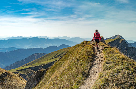 Beneficios del montañismo: el senderismo de montaña te permite disfrutar del paisaje mientras haces ejercicio