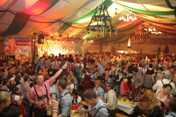 Menschen feiern im Festzelt auf dem Bludenzer Oktoberfest Menschen feiern im Festzelt auf dem Bludenzer Oktoberfest