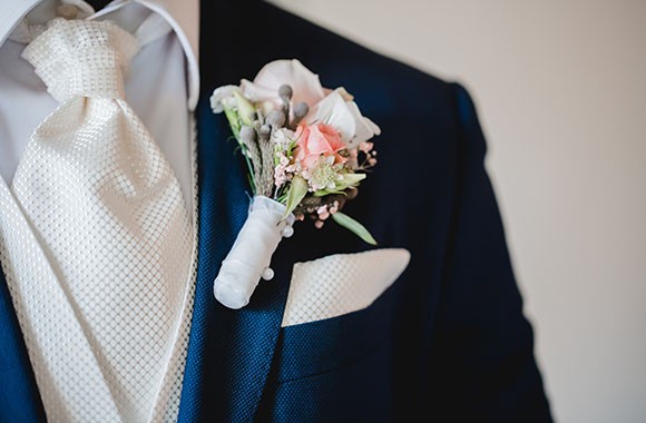 Tenue de mariage pour homme avec épingle à fleurs et mouchoir de poche Tenue de mariage pour homme avec épingle à fleurs et mouchoir de poche