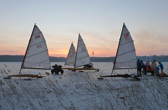 Iceboating – bojery na skutym lodem jeziorze Iceboating – bojery na skutym lodem jeziorze