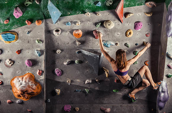Bouldertraining – Boulder-beginners kunnen snel succesboeken en belangrijke spiergroepen trainen. Bouldertraining – Boulder-beginners kunnen snel succesboeken en belangrijke spiergroepen trainen.