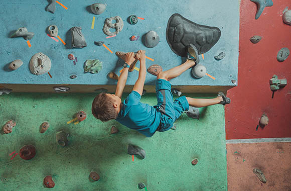 Boulderen voor kinderen – Ook bij kinderen behoren klimschoenen tot de klimuitrusting