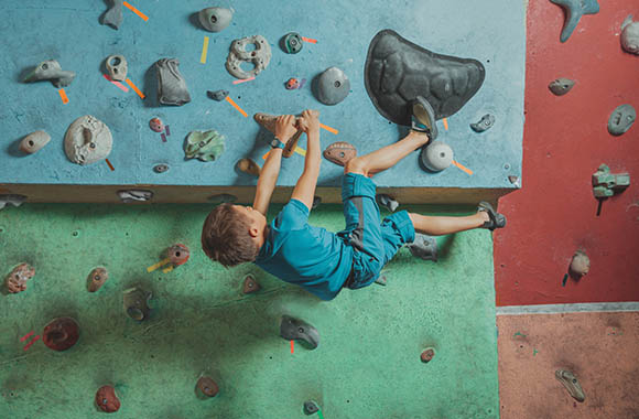 Boulderen voor kinderen – Ook bij kinderen behoren klimschoenen tot de klimuitrusting Boulderen voor kinderen – Ook bij kinderen behoren klimschoenen tot de klimuitrusting