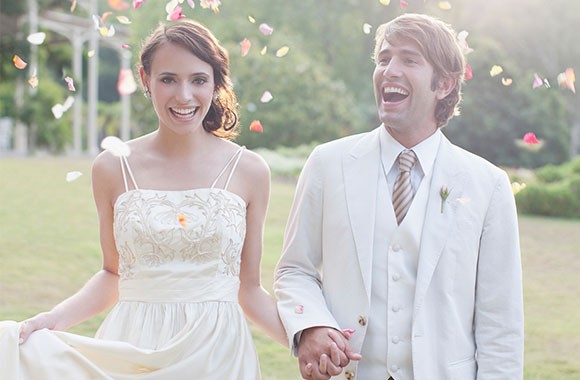 Szczęśliwi nowożeńcy w idealnie współgrających stylizacjach ślubnych