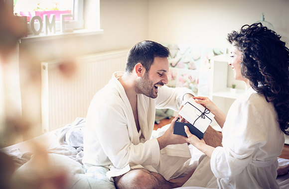 La novia le hace un regalo a su amado La novia le hace un regalo a su amado
