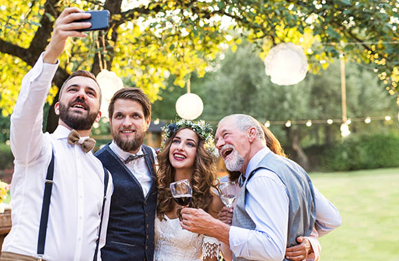 Invitados de boda con un look desenfadado con los recién casados