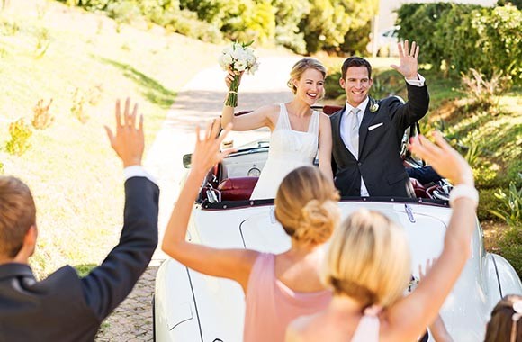 Des mariés dans une voiture Des mariés dans une voiture