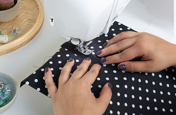 Une femme coud du velcro pour faire un sac cabas DIY Une femme coud du velcro pour faire un sac cabas DIY