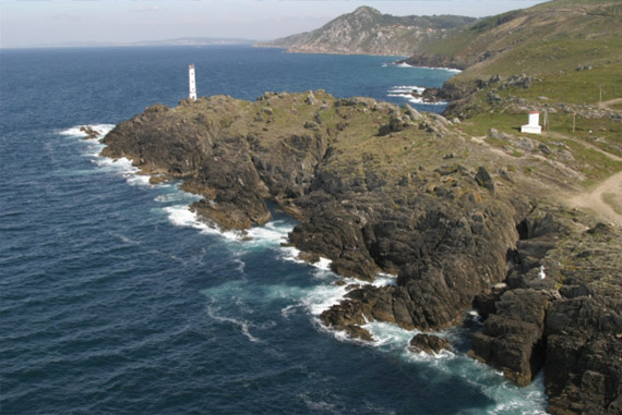 Vista aérea del Cabo Home con su faro © Concellería de Turismo de Cangas, Vista aérea del Cabo Home con su faro