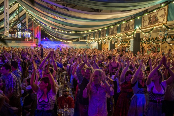 Menschen feiern im Festzelt beim Calanda Oktoberfest Menschen feiern im Festzelt beim Calanda Oktoberfest