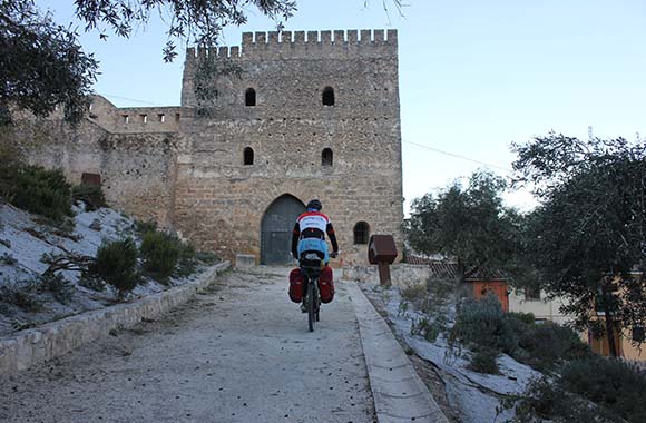 Un ciclista realizando el tramo de Xàtiva del Camino del Cid Un ciclista realizando el tramo de Xàtiva del Camino del Cid