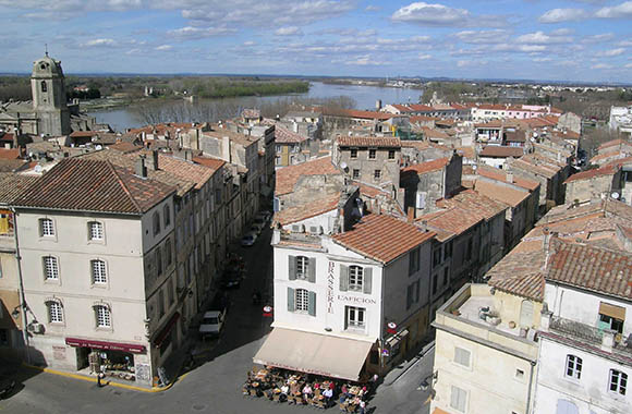 Arles à vélo en suivant la ViaRhôna.